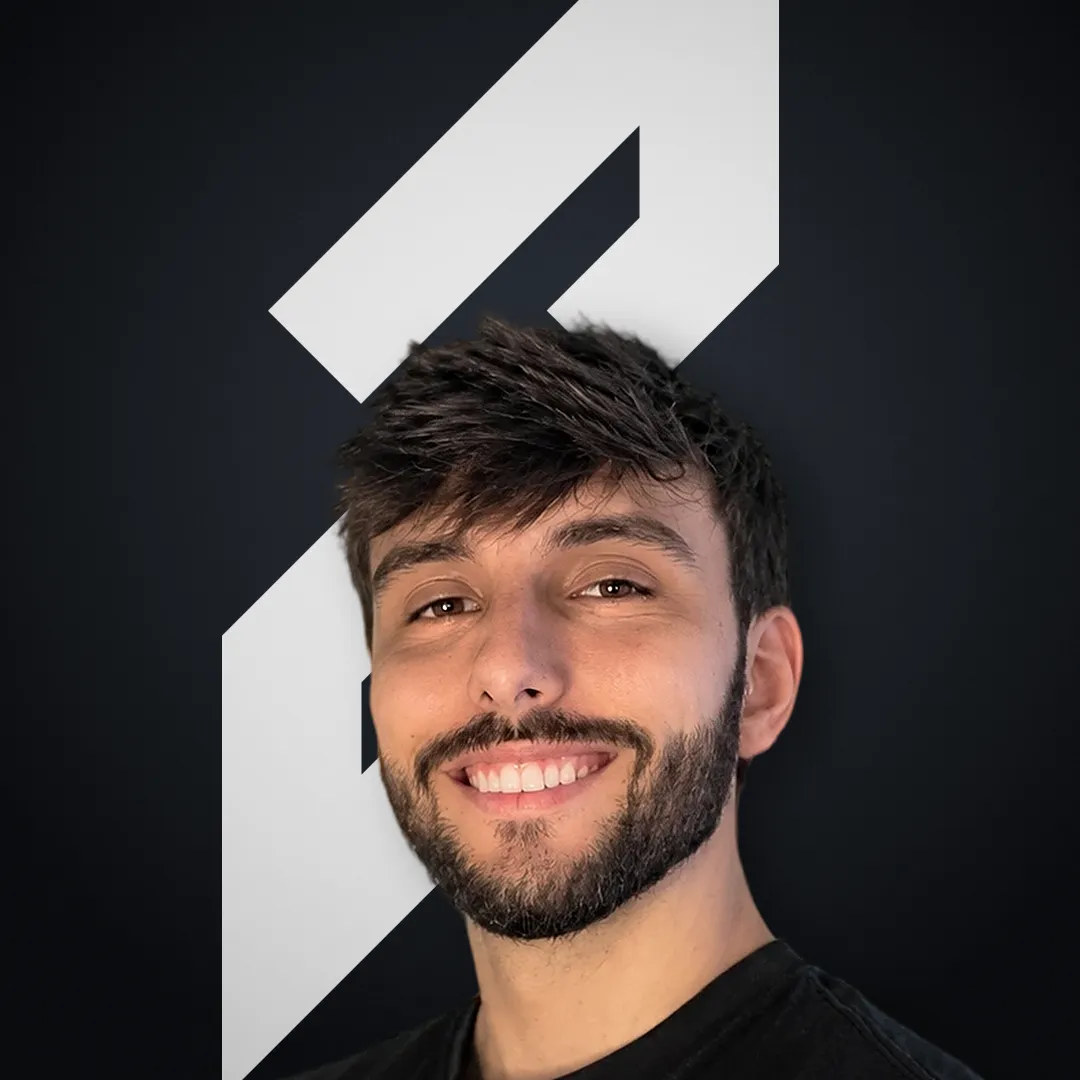 Victor Vilela, fundador da GymPlanner, sorrindo, com o símbolo da GymPlanner ao fundo